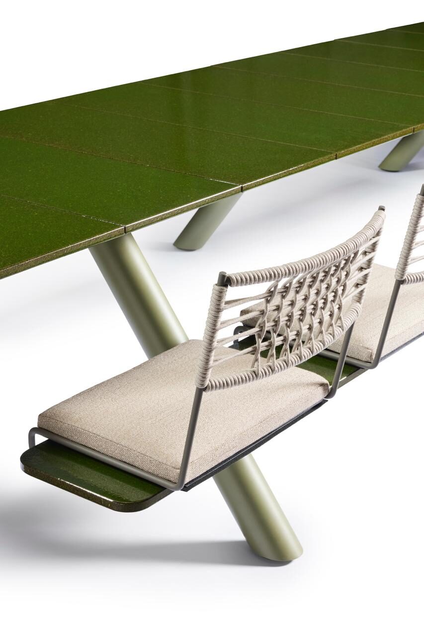 Tavolo outdoor in pietra lavica smaltata verde con sedie in corda