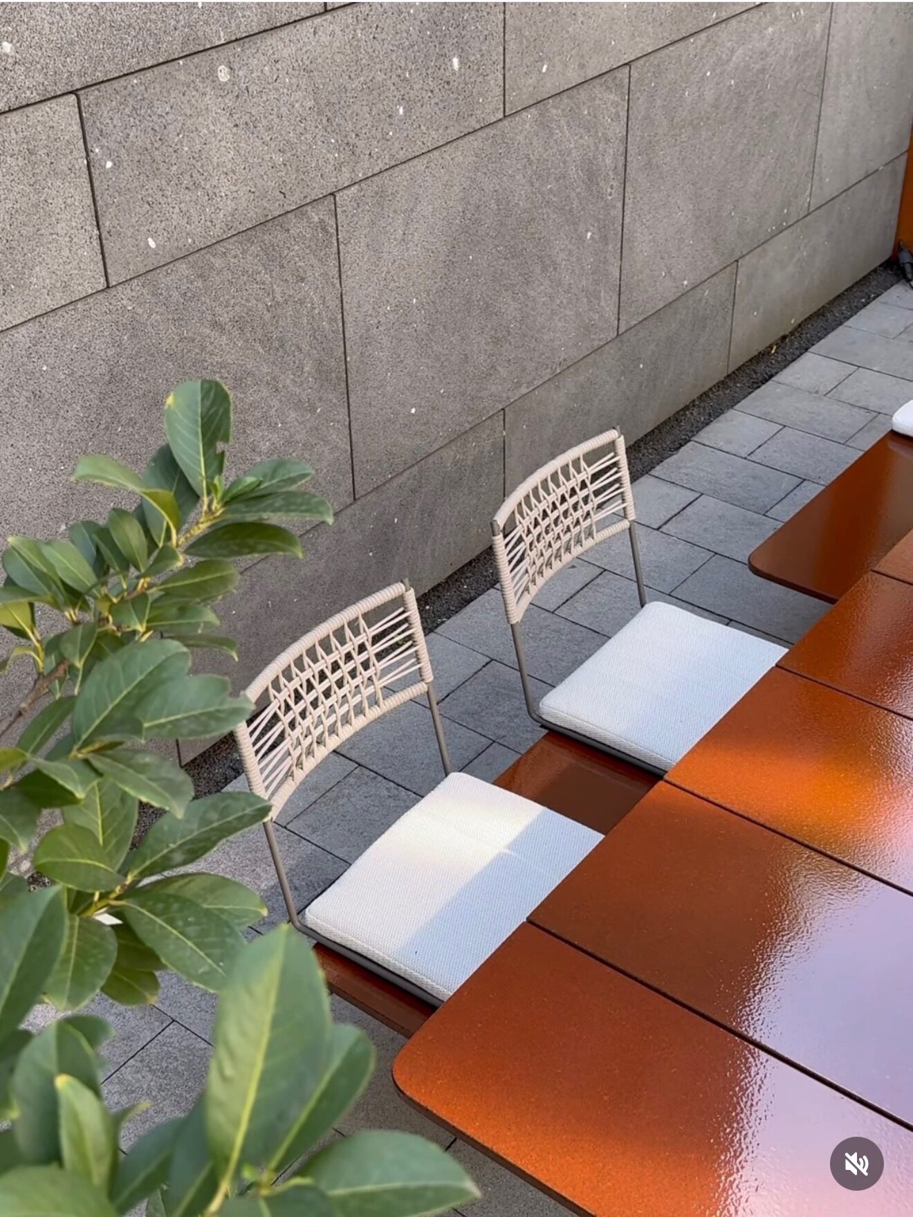 Tavolo outdoor in pietra lavica smaltata color mattone